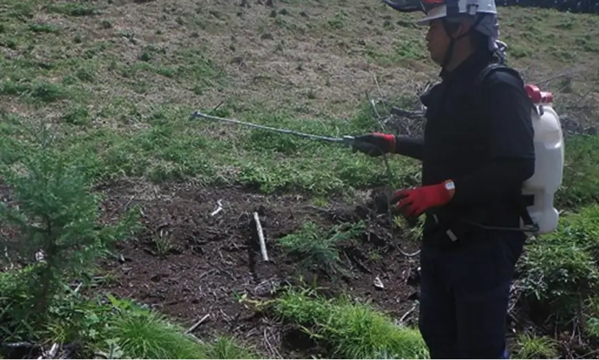 【写真】忌避剤散布による獣害対策（日光市）