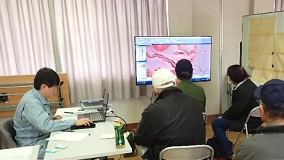 【写真】地権者との境界確認作業（図上確認）