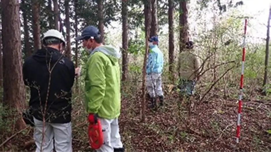 【写真】地権者との境界確認作業（現地立会）