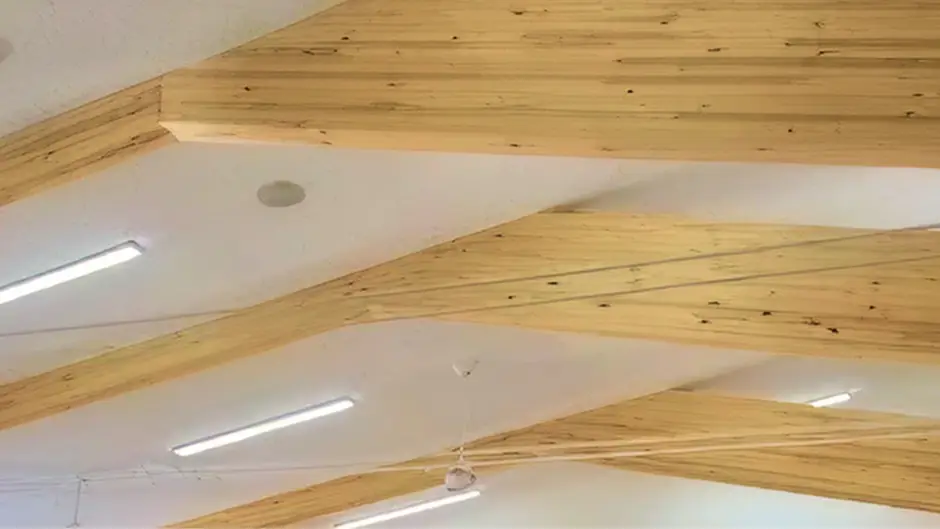 栃木県産材をふんだんに使用した、木の温かみと開放感あふれる公共施設のエントランスホール