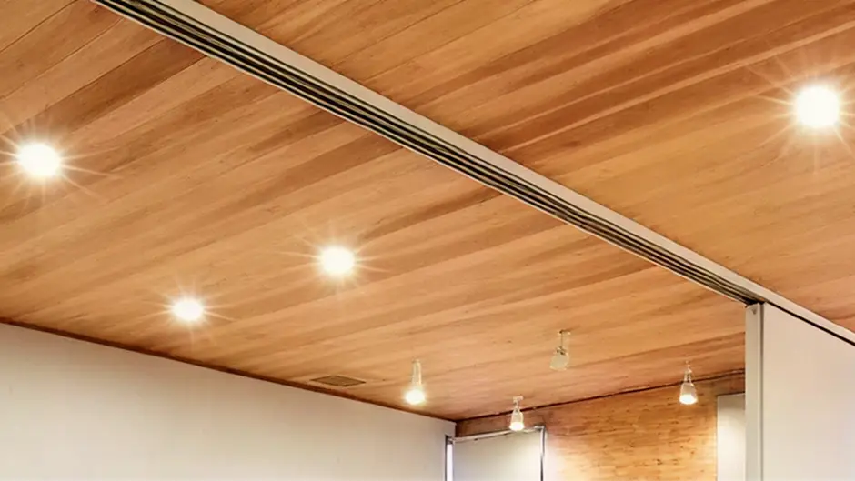 県産木材による格子状の天井装飾が特徴的な、静謐で落ち着きのある斎場のホール