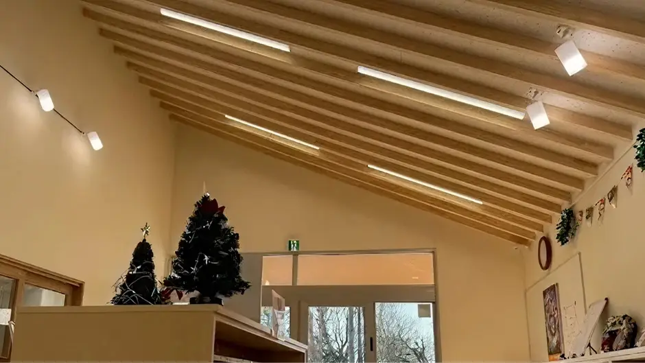 床、壁、天井すべてに県産材が使われた、明るく柔らかな雰囲気の施設の廊下