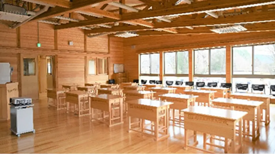 【写真】木のぬくもりを感じる講義室