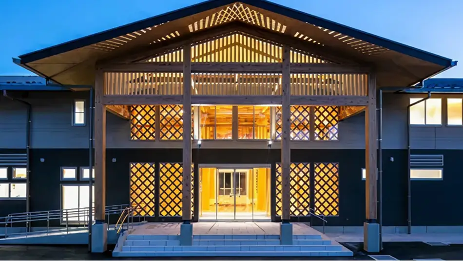 【写真】本館エントランスの夜景