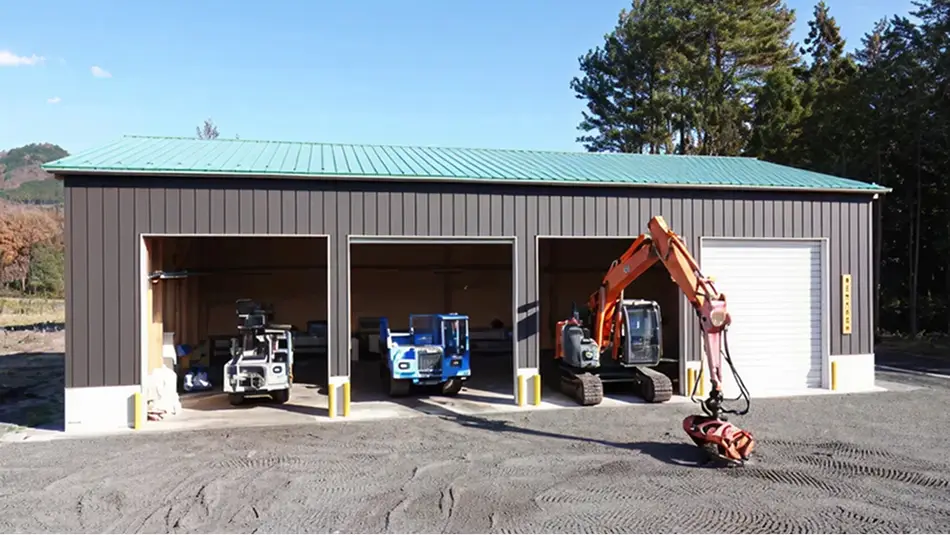 【写真】重機が格納された林業機械整備棟の外観
