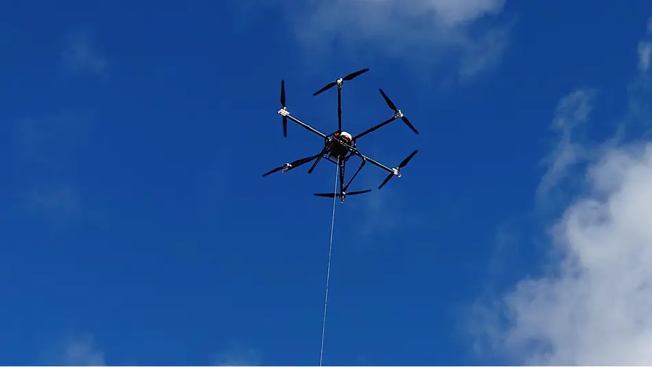 スマート林業の実証実験で飛行するドローン