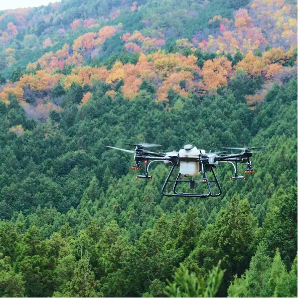 山林の上空を飛行するドローン（スマート林業）