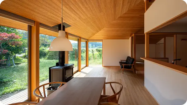 木材をふんだんに使用した明るいリビングの内観