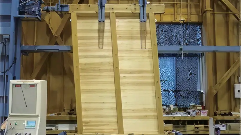 【写真】県産木材の品質向上に向けた強度試験