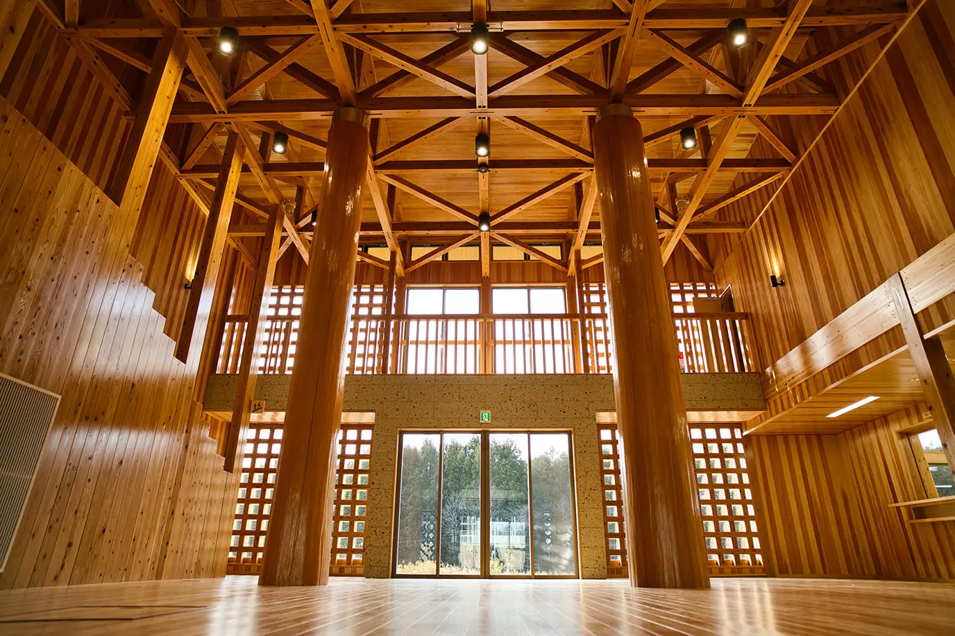 【写真】県有施設における県産木材の率先利用事例